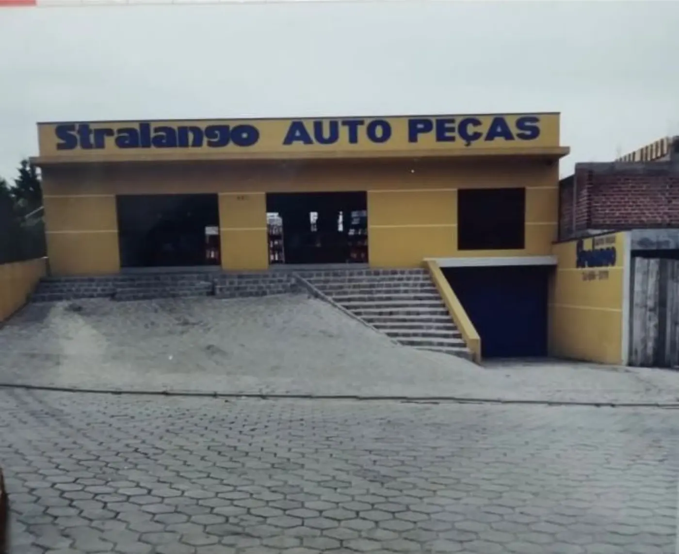 Fachada amarela da Stralango Auto Peças
