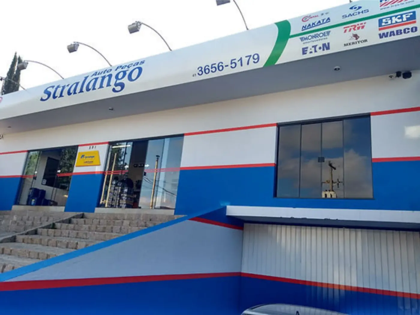 Fachada branca e azul da Stralango Autopeças